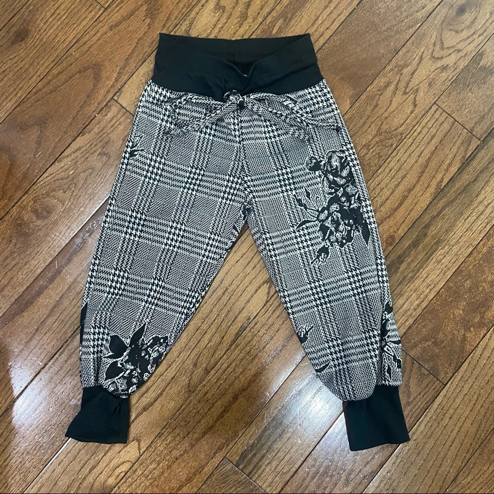 Les tout petits jogger style pants florals with draw string girls size 4 toddler